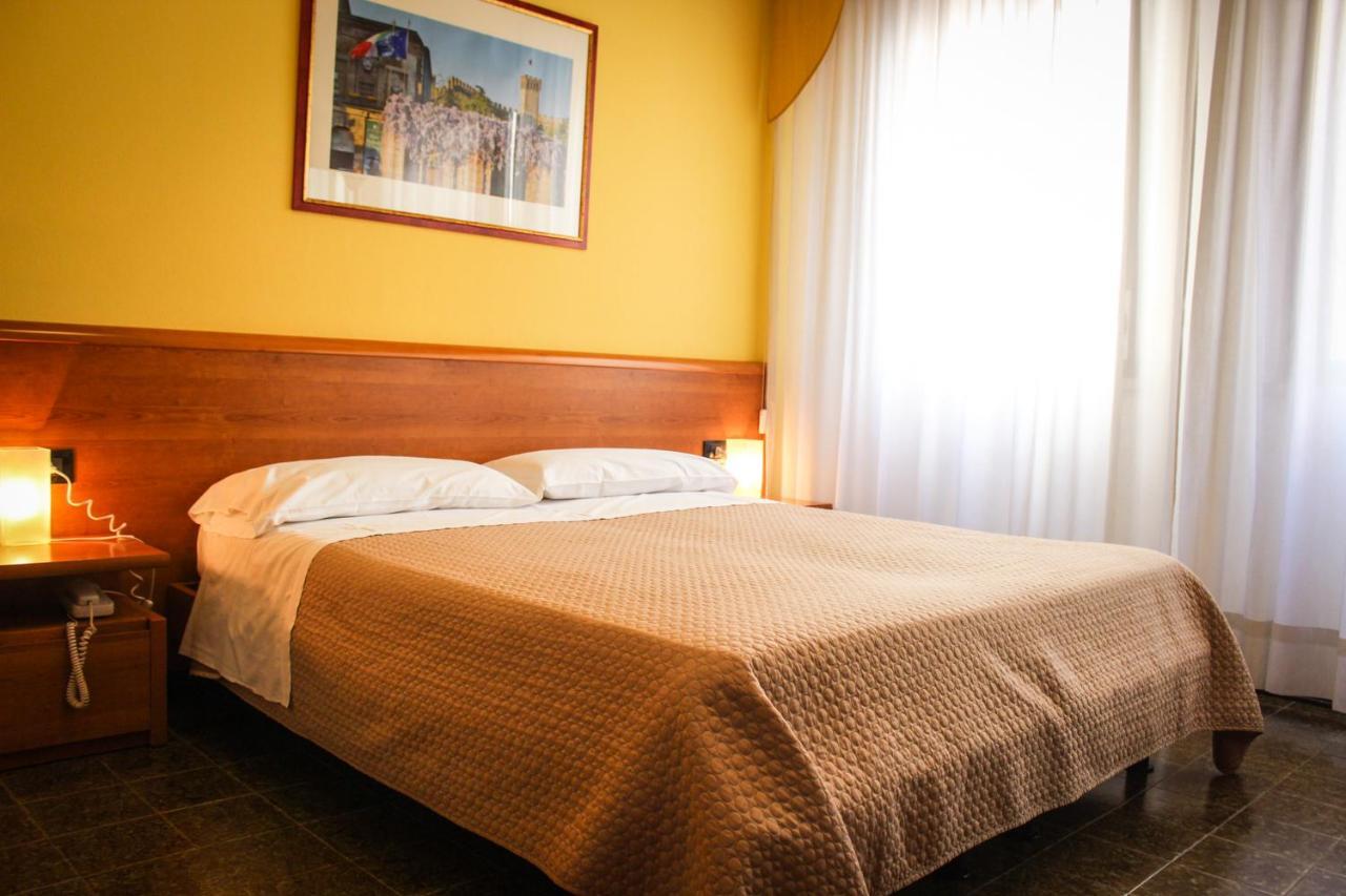 Hotel Centrale Este Ngoại thất bức ảnh